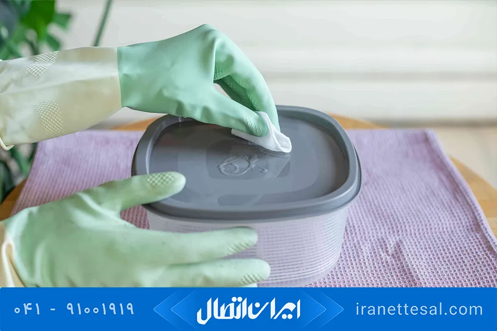 پاک کردن چسب رازی روی پلاستیک